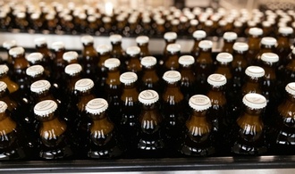 Lastwagen verliert hunderte Kisten Bier auf Bundesstraße in Baden-Württemberg