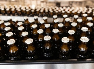 Lastwagen verliert hunderte Kisten Bier auf Bundesstraße in Baden-Württemberg