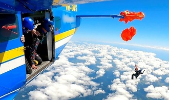 Reservefallschirm verfängt sich in 4600 Metern Höhe am Flugzeug: Skydiver überlebt