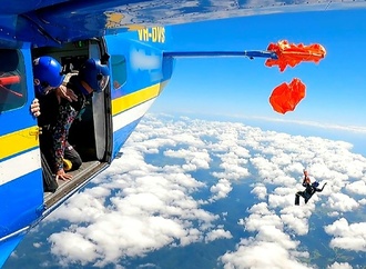 Reservefallschirm verfängt sich in 4600 Metern Höhe am Flugzeug: Skydiver überlebt