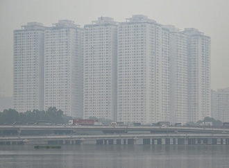 Vietnams Hauptstadt Hanoi in dichten Smog gehüllt