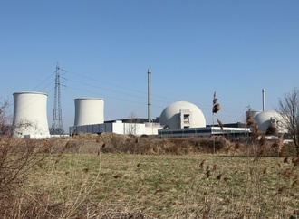 Dritter Turm an stillgelegtem Atomkraftwerk Biblis kontrolliert eingestürzt