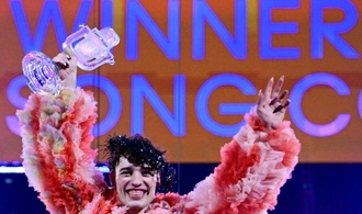 ESC: Nemo gibt Preis für Sieg im Jahr 2024 wegen Teilnahme Israels zurück