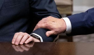 Pflaster an Trumps Hand: Weißes Haus nennt wieder Händeschütteln als Grund