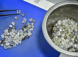 Frankfurter Flughafen: Reisender aus Angola hat 11.300 Rohdiamanten im Koffer