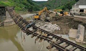 Bei Überschwemmungen zerstörte Ahrtalbahn wiedereröffnet