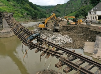 Bei Überschwemmungen zerstörte Ahrtalbahn wiedereröffnet