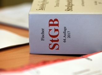 Demente Ehefrau aus Überforderung erwürgt: Bewährungsstrafe für 83-Jährigen in Hessen