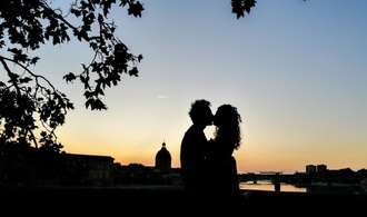 Forscher: Zärtlichkeit in Partnerschaften und Hormon fördern Wundheilung