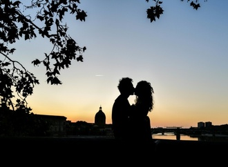 Forscher: Zärtlichkeit in Partnerschaften und Hormon fördern Wundheilung