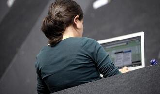 EU-Kommissarin kündigt harten Kurs gegenüber Tech-Konzernen an