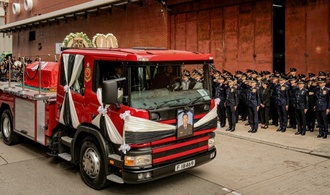 Brandkatastrophe in Hongkong: Feuerwehrleute nehmen Abschied von verunglücktem Kollegen