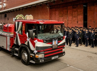 Brandkatastrophe in Hongkong: Feuerwehrleute nehmen Abschied von verunglücktem Kollegen