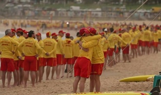 Rettungsschwimmer am Bondi Beach in Sydney gedenken der Anschlagsopfer