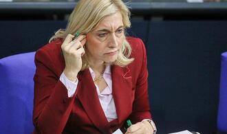 Große Krankenkassen erhöhen Zusatzbeiträge - Kritik an Regierung