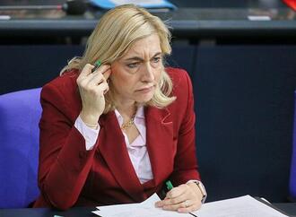 Große Krankenkassen erhöhen Zusatzbeiträge - Kritik an Regierung