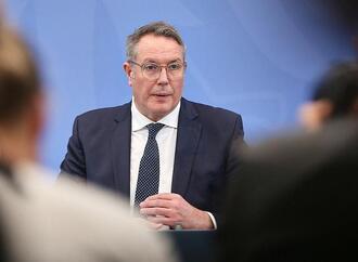 Schweitzer will Debatte über hohe Kosten durch hybride Bedrohungen