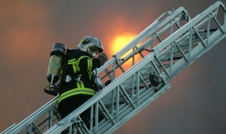 13 Menschen und zwei Hunde bei Brand gerettet - Haus nahe Bremen unbewohnbar