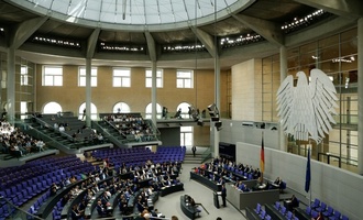 Bundestagspräsidentin Klöckner fordert besseren Schutz des Parlaments