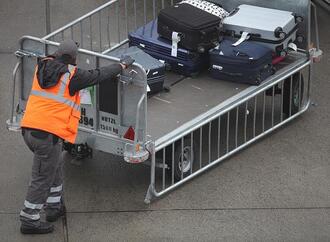 Schnieder will gemeinsamen Gepäcktransfer von Bahn und Airlines