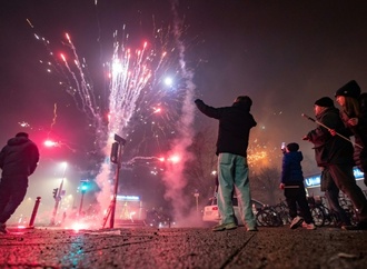 Tote durch Pyrotechnik und hunderte Festnahmen: Unruhige Silvesternacht in Deutschland