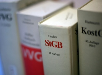 Tödlicher Angriff an Parkhaus in Stade: Fünf Männer zu Haftstrafen verurteilt