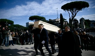 Brand in Crans-Montana: Tausende nehmen in Italien an Begräbnis von vier Todesopfern teil