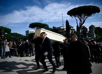 Brand in Crans-Montana: Tausende nehmen in Italien an Begräbnis von vier Todesopfern teil