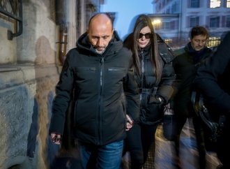 Betreiber-Paar von Bar im Schweizer Ski-Ort Crans-Montana zu Brandkatastrophe befragt