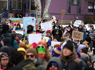 Tausende Menschen protestieren in den USA gegen Tötung einer Autofahrerin durch ICE-Beamten