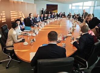 Laschet wirft Merz-Ministern Unselbstständigkeit vor