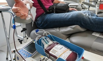 Blutspenden bundesweit knapp: Erkältungswelle und Winterwetter verknappen Angebot