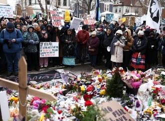 Tausende Menschen protestieren in den USA nach tödlichen Schüssen von ICE-Beamtem