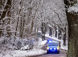 Kurioser Polizeieinsatz in Thüringen: Mann wählt Notruf wegen Schneeballtreffers