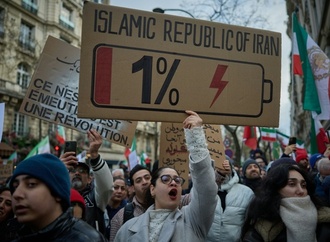 Tausende Menschen demonstrieren in Paris und London für Protestbewegung im Iran