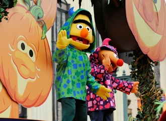 Ernie und Bert regeln Verkehr in Hamburg: ''Sesamstraße''-Figuren sind Ampelmännchen