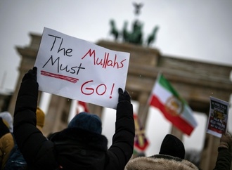 Demonstranten reißen Flagge an iranischer Botschaft in Berlin herunter