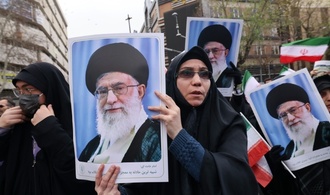 Massenkundgebung für bei Protesten getötete Sicherheitskräfte in Teheran