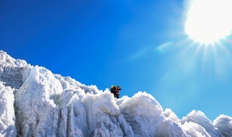 Schneehöhle als Klima-Archiv der Erde: Erste Eisbohrkerne in Antarktis-Lagerstätte
