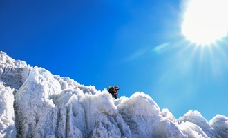 Schneehöhle als Klima-Archiv der Erde: Erste Eisbohrkerne in Antarktis-Lagerstätte