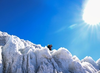 Schneehöhle als Klima-Archiv der Erde: Erste Eisbohrkerne in Antarktis-Lagerstätte