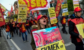 ''Wir kommen nicht über die Runden'': Beamte protestieren in Ankara für höhere Löhne