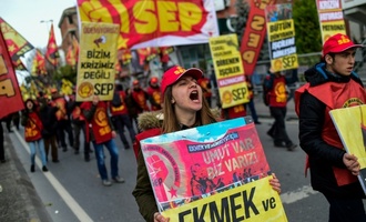 ''Wir kommen nicht über die Runden'': Beamte protestieren in Ankara für höhere Löhne