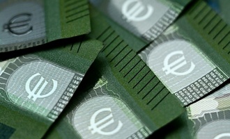Bankangestellte sollen fast eineinhalb Millionen Euro von Konten abgebucht haben