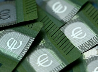 Bankangestellte sollen fast eineinhalb Millionen Euro von Konten abgebucht haben