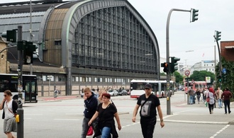Hamburger Hauptbahnhof: Kind steckt mit Kopf in Geländer fest - Rettungseinsatz