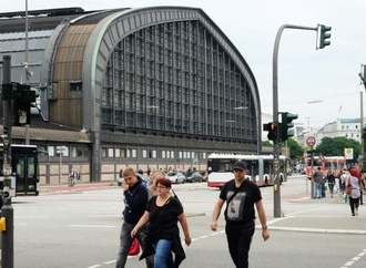 Hamburger Hauptbahnhof: Kind steckt mit Kopf in Geländer fest - Rettungseinsatz