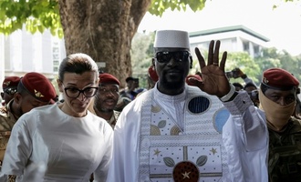 Guineas Ex-Militärmachthaber Doumbouya leistet Amtseid als neuer Präsident