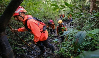 Zehn Vermisste nach Flugzeugabsturz in Indonesien