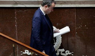 Frankreichs Regierung übersteht im Haushaltsstreit erstes Misstrauensvotum